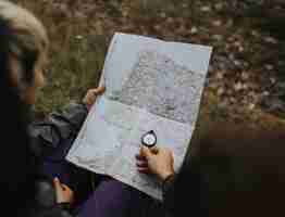 Foto gratuita excursionistas usando una brújula y un mapa.