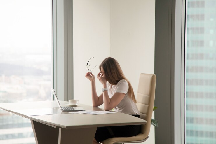 Photo Gratis exhausted businesswoman sitting at office