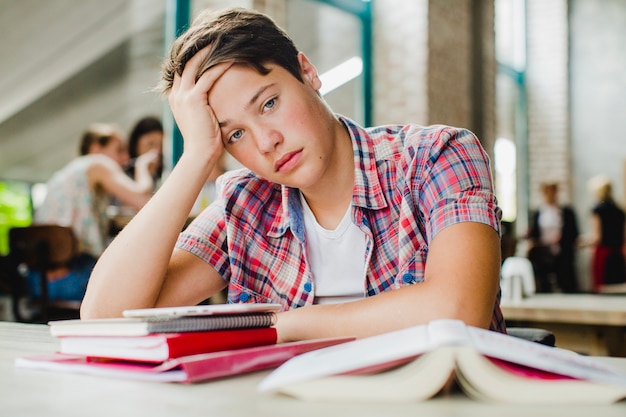 Exhausto hombre sentado en el escritorio