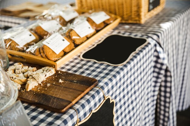 Exhibición de artículos de panadería en venta en el puesto del mercado.