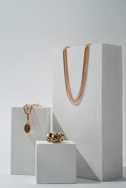 Exhibición de cadena de oro brillante y elegante