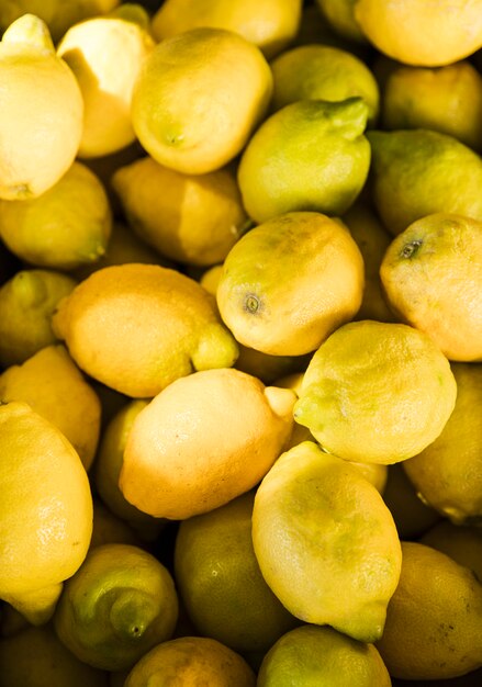 Exhibición de limones amarillos orgánicos frescos en el mercado de frutas.