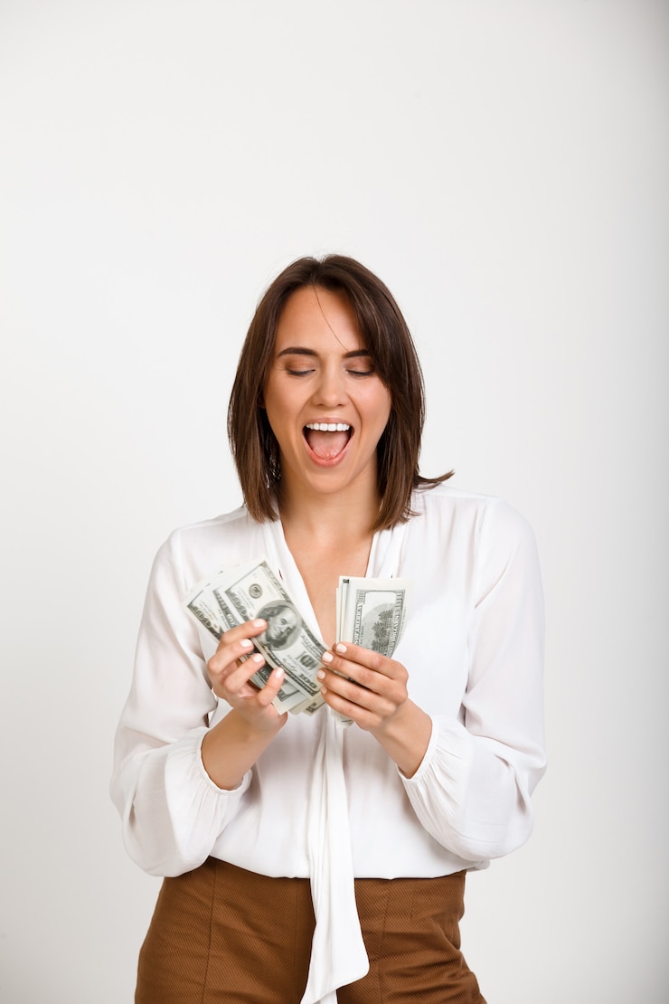 Foto gratuito exitosa mujer de moda rica contando dinero