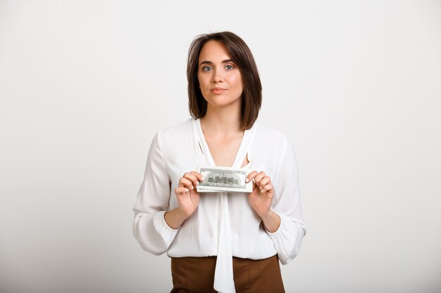 Exitosa mujer de moda rica mostrando dinero