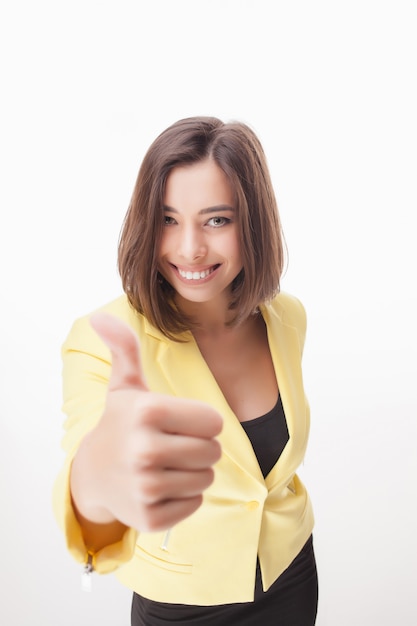 Exitosa mujer de negocios en la pared blanca