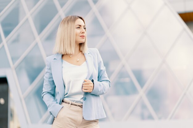 Exitosa mujer de negocios en traje azul