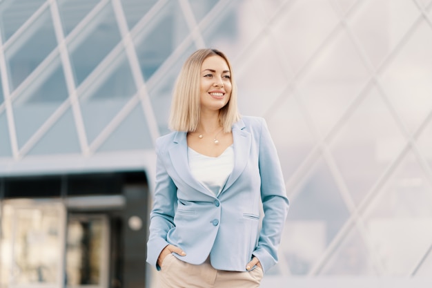 Foto gratuita exitosa mujer de negocios en traje azul