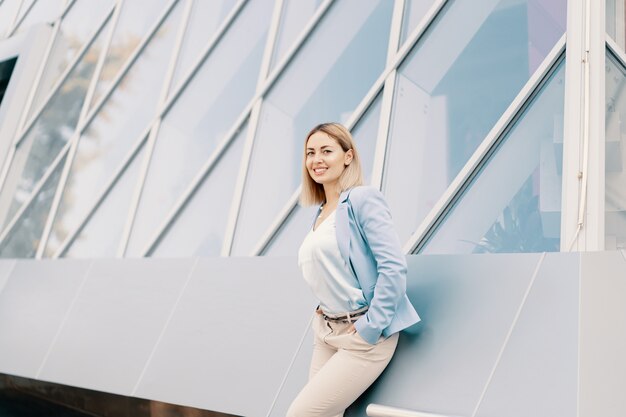 Exitosa mujer de negocios en traje azul