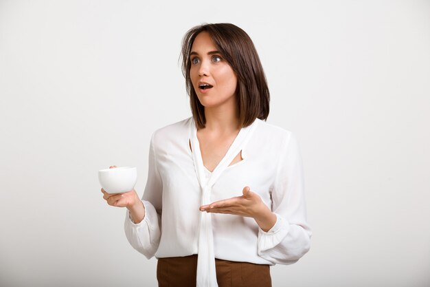 Exitosa señora jefa tomando café, hablando con un compañero de trabajo