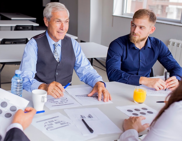 Exitoso empresario senior con su colega en la reunión