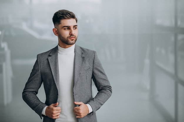 Exitoso hombre de negocios guapo en una oficina