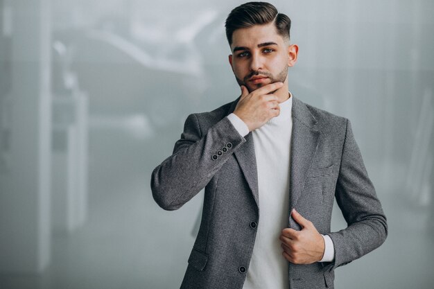 Exitoso hombre de negocios guapo en una oficina