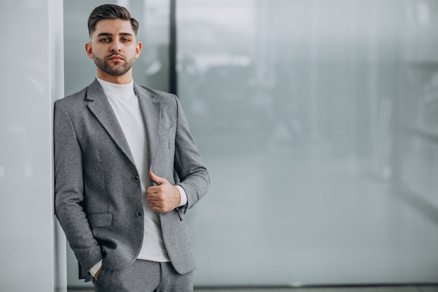 Foto gratuita exitoso hombre de negocios guapo en una oficina