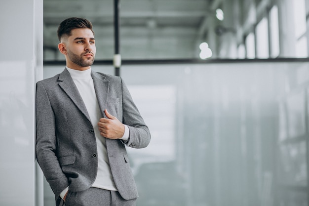 Exitoso hombre de negocios guapo en una oficina