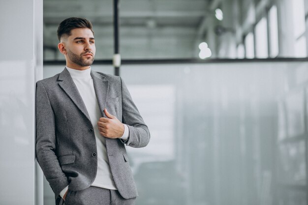 Exitoso hombre de negocios guapo en una oficina