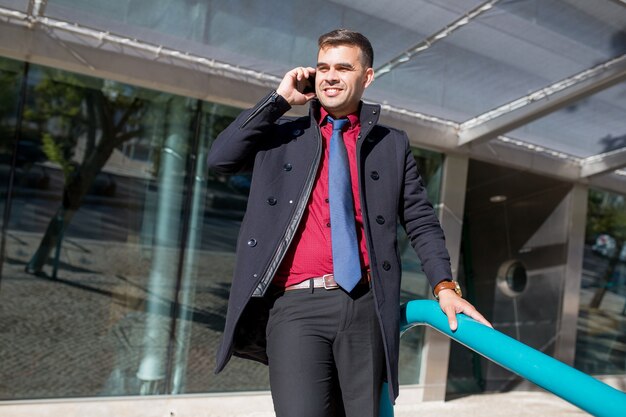 Exitoso hombre de negocios hablando por teléfono móvil