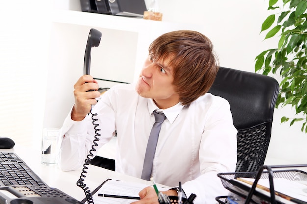 Exitoso hombre de negocios hablando por teléfono