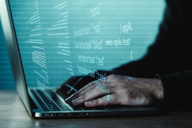 Experiencia en programación con persona que trabaja con códigos en computadora