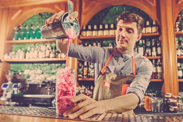 El experto barman prepara cócteles en el club nocturno.