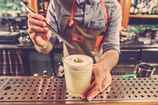 Foto gratuita el experto barman prepara cócteles en el club nocturno.