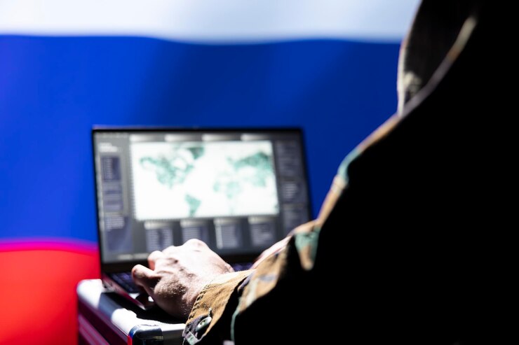 Foto gratuito el experto del ejército soviético analiza los datos de reconocimiento aéreo.