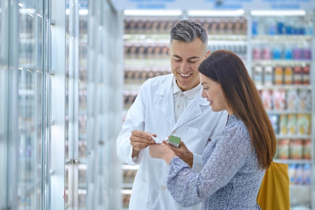 Experto masculino consultando a un cliente sobre productos para el cuidado corporal