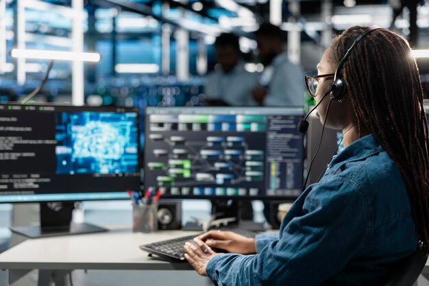 Experto en soporte de centro de datos hablando en auriculares, ingenieros de soporte de micrófono