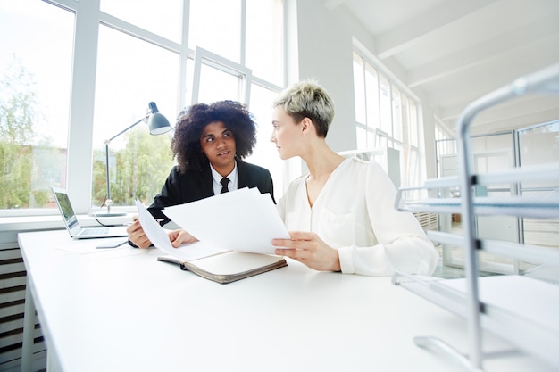 Foto gratuita expertos financieros