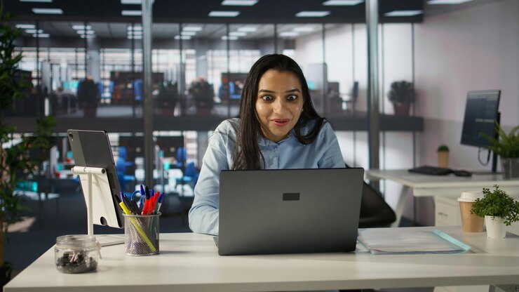 Foto gratuito los expertos profesionales celebran con emoción el último logro de trabajo