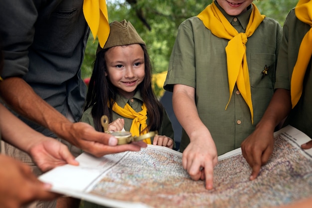 Foto gratuita exploradores de vista frontal con mapa