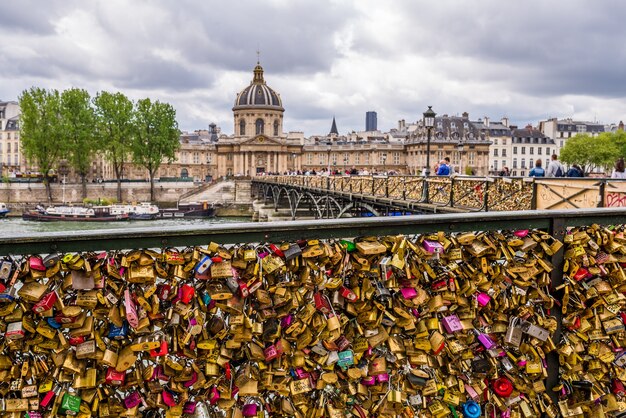 Foto gratuita explorando los lugares de interés de parís en unos pocos días