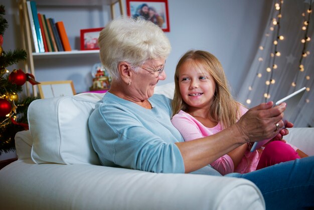 Explorando el mundo en línea con la abuela