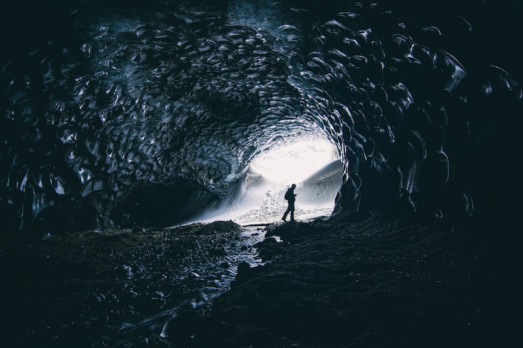 Explorando una salida de glaciar en un área remota y de difícil acceso en invierno.