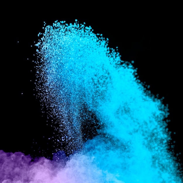 Explosión azul de polvo sobre fondo oscuro