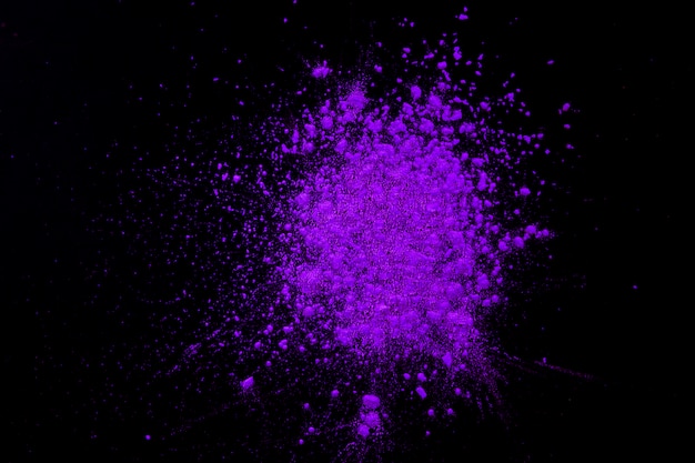 Foto gratuita explosión de color morado seco sobre fondo negro.