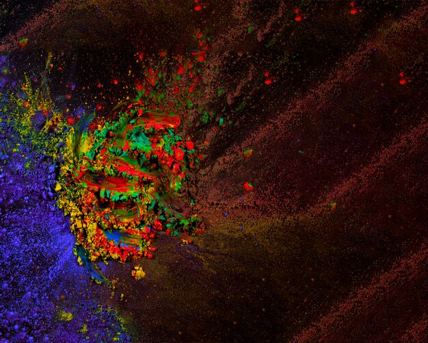 Explosión de polvo coloreada abstracta en fondo negro