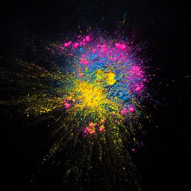 Explosión de polvo coloreada extracto en un fondo negro. Polvo abstracto salpicado de fondo,