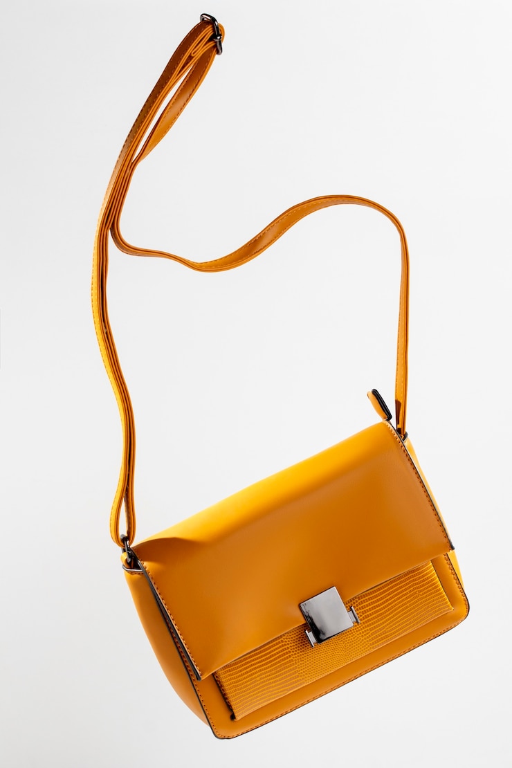 Foto gratuito expositor de bolsos de mujer levitando