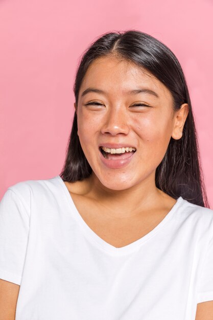 Expresión de rostro femenino que muestra felicidad