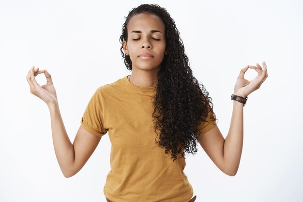 Expresiva chica afroamericana en camiseta marrón