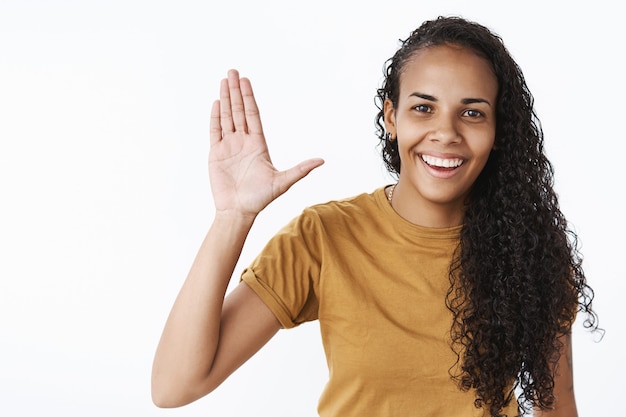 Expresiva chica afroamericana en camiseta marrón