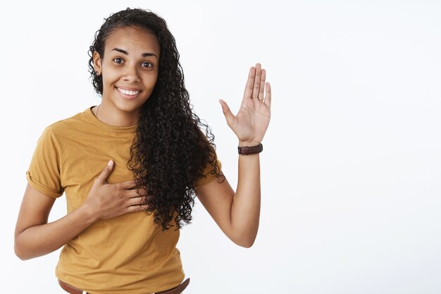 Expresiva chica afroamericana en camiseta marrón