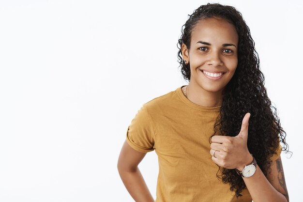 Expresiva chica afroamericana en camiseta marrón