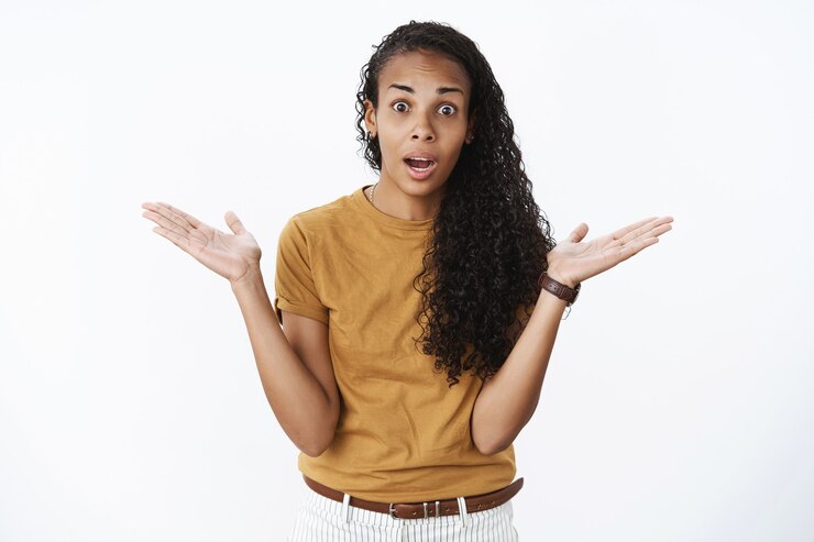 Foto gratuito expresiva chica afroamericana en camiseta marrón