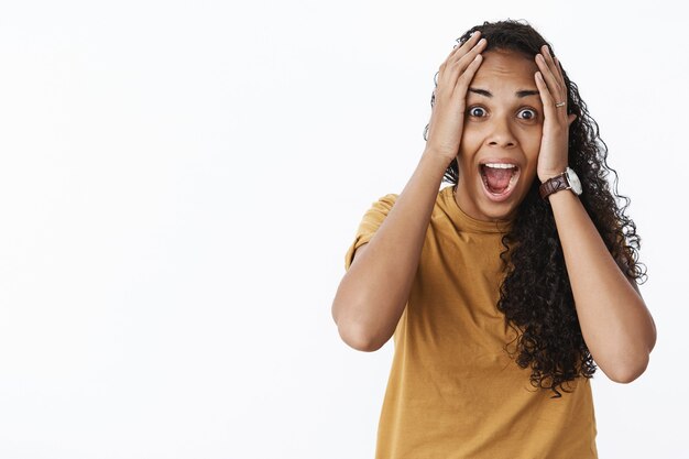 Expresiva chica afroamericana en camiseta marrón