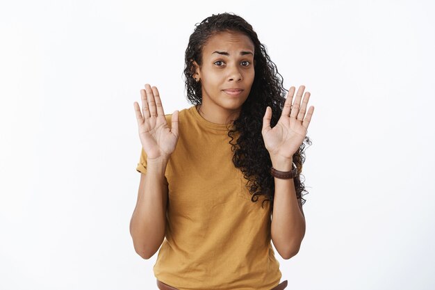 Expresiva chica afroamericana en camiseta marrón