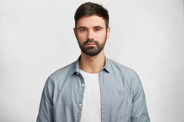 Foto gratuita expresivo hombre barbudo con camisa