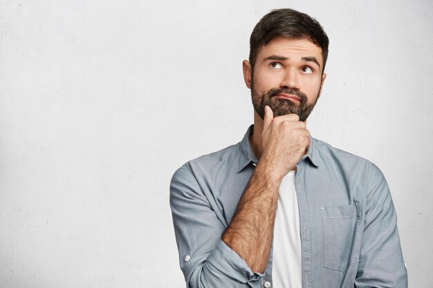 Expresivo hombre barbudo con camisa