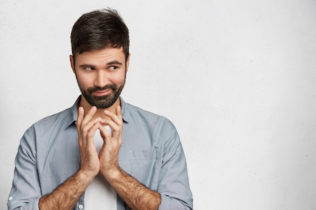 Expresivo hombre barbudo con camisa