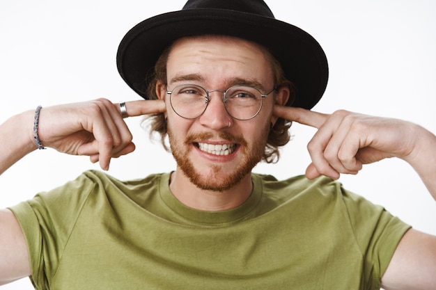 Foto gratuita expresivo pelirrojo barbudo con sombrero